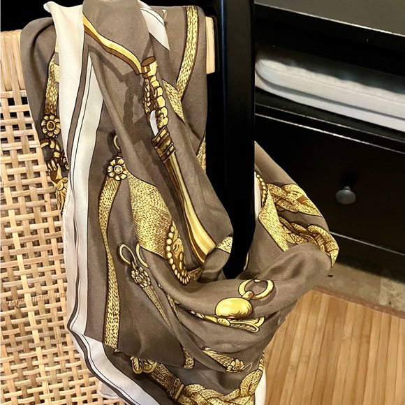 34 x 34 HERMES silk scarf / foulard in pre-loved condition - Picture 2 of 9